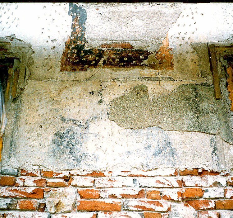 Kájovská čp. 60, částečně odkrytý raně barokní otvor na jižní stěně, zdroj: Arteco B.M. s.r.o., autor: J. Bloch, 1997