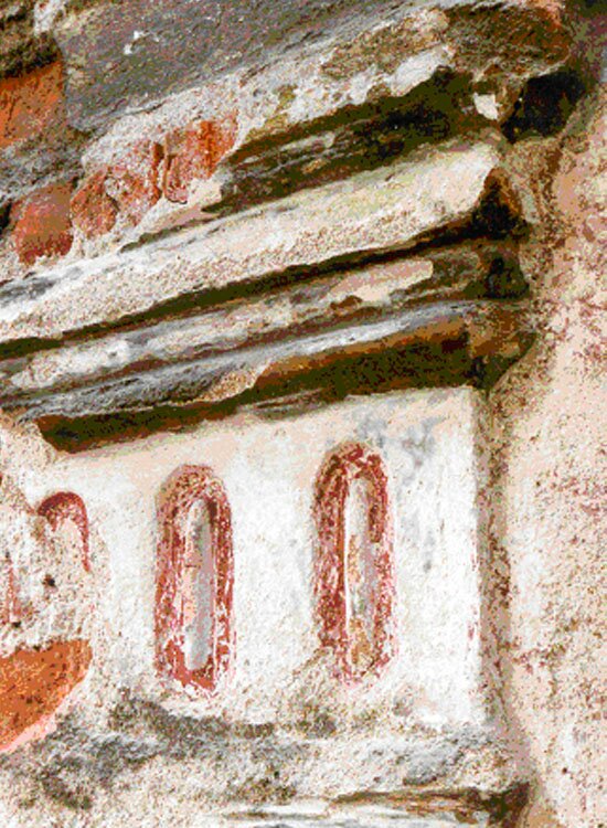Kájovská čp. 66, detail hlavice pilastru s dochovaným klasicistním barevným členěním před opravou fasády, zdroj: Arteco B. M. s.r.o., autor: J. Bloch, 1996