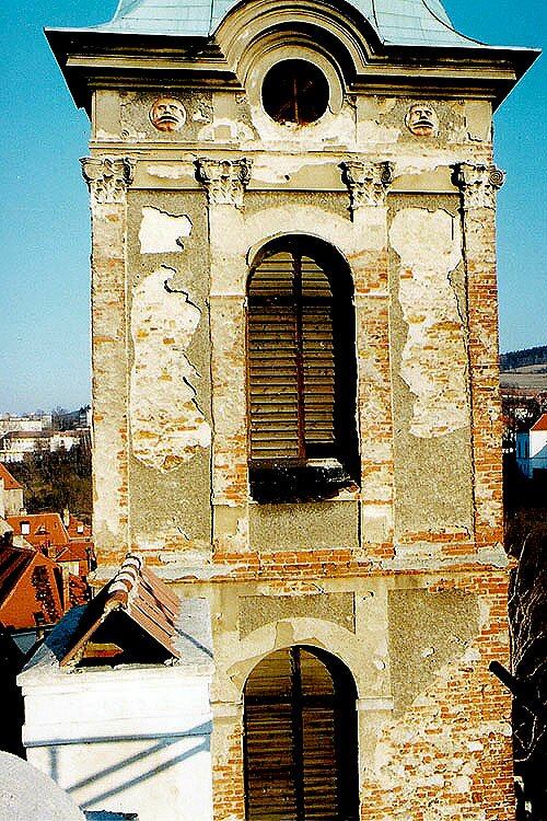 Latrán čp. 6, detail západní stěny věže před opravou, zdroj: Arteco B.M. s.r.o., autor:  J. Bloch, 1996