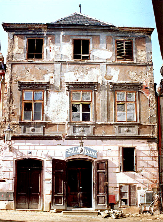Soukenická čp. 42, celkový pohled 1992 před opravou fasády, zdroj: Arteco B. M. s.r.o., autor: , 1992