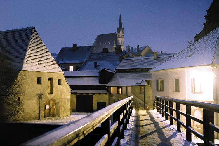 Český Krumlov, zimní pohled na zbrojnici, v pozadí kostel sv. Víta, foto: Libor Sváček