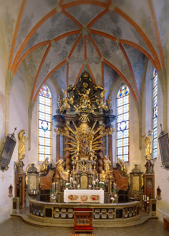 Kájov, poutní kostel, presbytář s hlavním oltářem, foto: Libor Sváček
