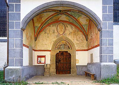 Kájov, poutní kostel, vstupní portál s freskami, foto: Libor Sváček 