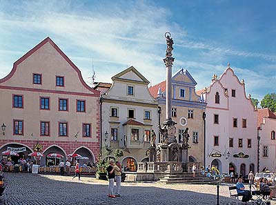 Brunnen und Pestsäule auf dem Stadtplatz in Český Krumlov, foto:  Libor Sváček 