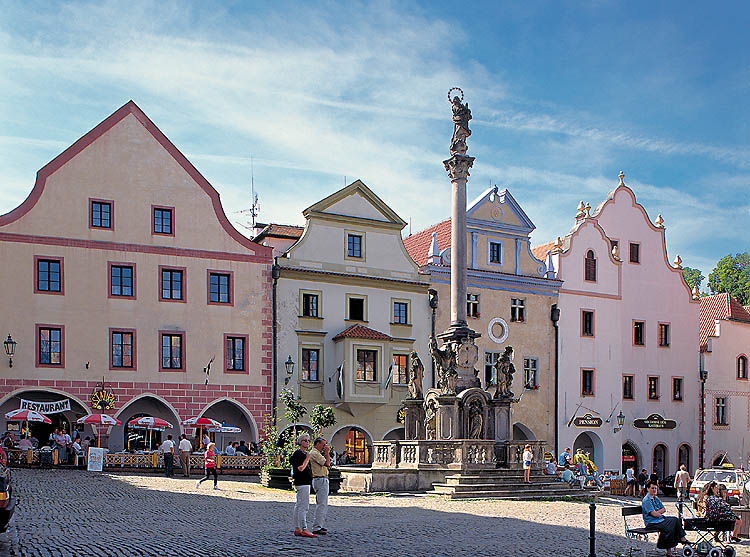 Kašna a morový sloup na náměstí v Českém Krumlově, foto: Libor Sváček