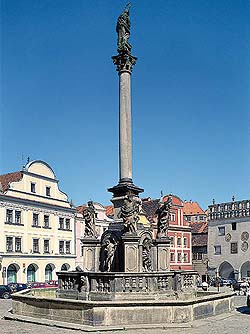 Fountain and Plague Pillar on the town square in Český Krumlov, foto: Libor Sváček 