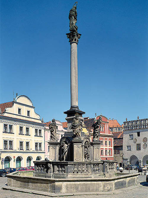 Fountain and Plague Pillar on the town square in Český Krumlov, foto: Libor Sváček