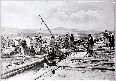 Schwarzenberger Schwemmkanal, Holzfäller beim Holzbinden, ein historisches Foto 