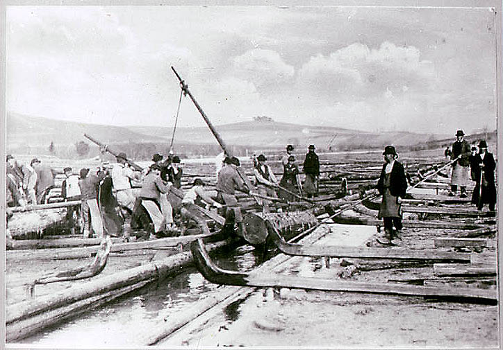 Schwarzenberger Schwemmkanal, Holzfäller beim Holzbinden, ein historisches Foto