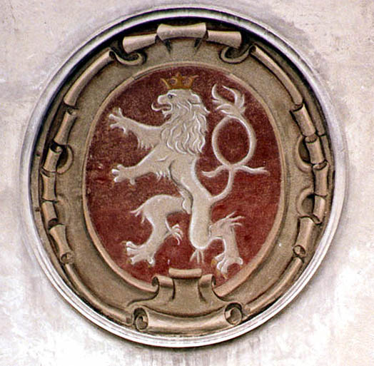 Náměstí Svornosti Nr. 1, Schwarzenberger Wappen an der Stirnfassade