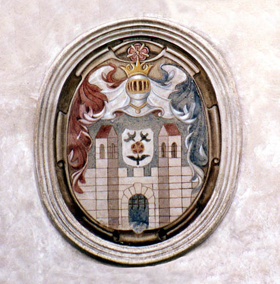 Náměstí Svornosti Nr. 1, Wappen der Böhmischen Ländern und der Stadt Český Krumlov an der Stirnfassade
