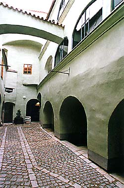 Dlouhá no. 32, Vlašský dvůr, interior courtyard 