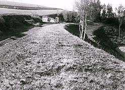 Pferdeeisenbahn, Böschung und Reste des letzten Wächterhauses auf dem böhmischen Gebiet  500 Meter von der Staatsgrenze entfernt, Zustand im Jahre 1925 