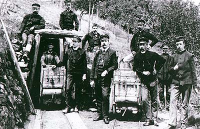 Český Krumlov, grafitový důl, horníci ve svátečních uniformách, historické foto 