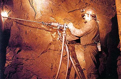 Český Krumlov, grafitový důl, práce s důlní vrtačkou 