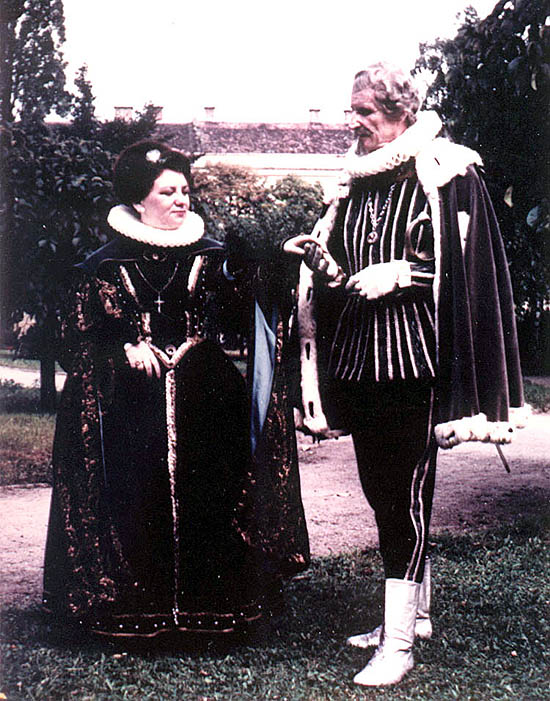 Fotografie z vystoupení divadelního ochotnického souboru Českokrumlovská scéna z roku 1970 