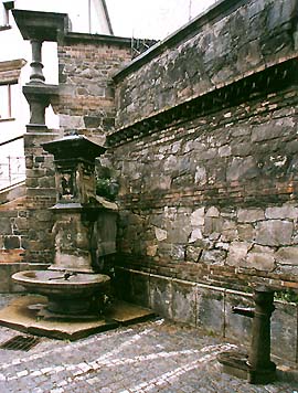 Brunnen in der Kostelní-Gasse (Kirchengasse) in Český Krumlov 