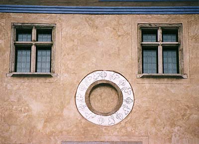 Náměstí Svornosti no. 10, Renaissance window jambs and decorations of the facade 