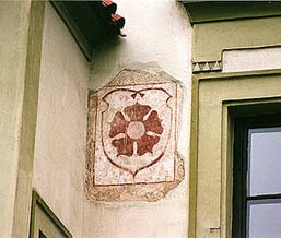 Náměstí Svornosti Nr. 9, Detail, Rosenberger fünfblättrige Rose an der Fassade 
