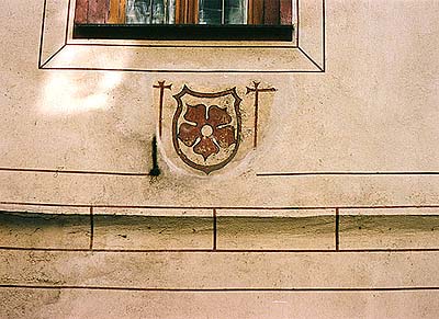 Panská Nr. 17, fünfblättrige Rosenberger Rose an der Fassade 