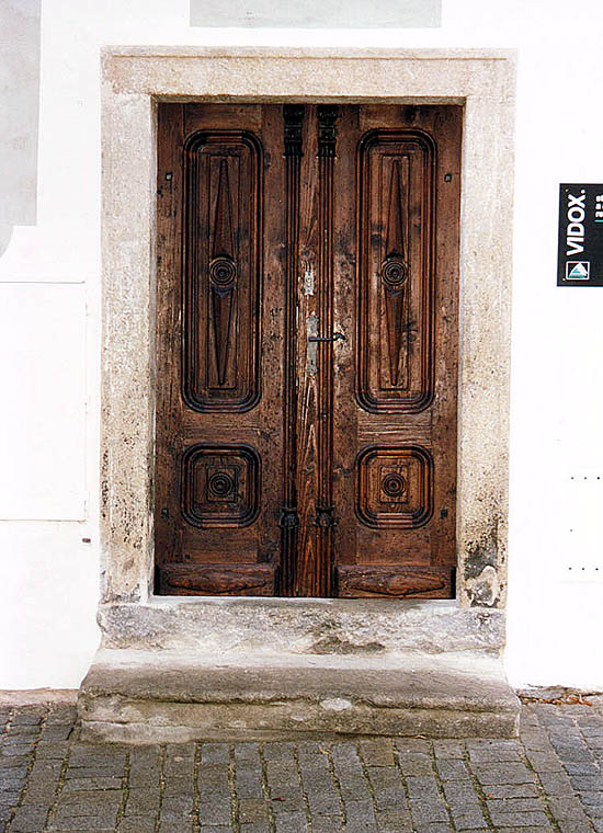 Široká no. 49, entrance portal