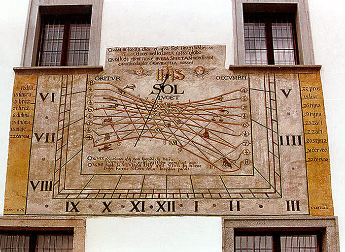Horní Nr. 154, Hotel Růže, astronomische Sonnenuhr an der südlichen Fassade des Objektes, foto:  V. Šimeček