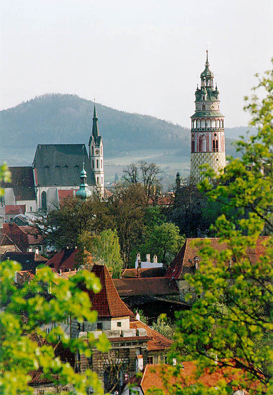 Město Český Krumlov, dominanta zámecké a kostelní věže, foto: V. Šimeček