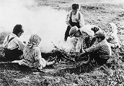 Kinder am Feuer auf dem Feld - ein historisches Foto, foto:  J.Štindl 
