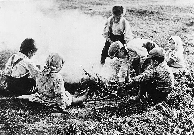 Děti u ohníčku na poli - historické foto, foto: J.Štindl
