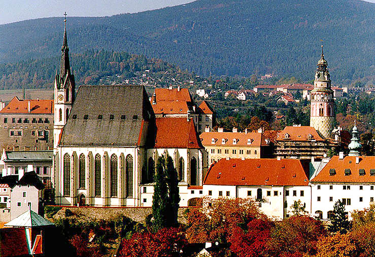 Město Český Krumlov, dominanta zámecké a kostelní věže, foto: V.Šimeček