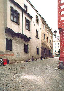 Náměstí Svornosti no. 12, oriels on side facade 
