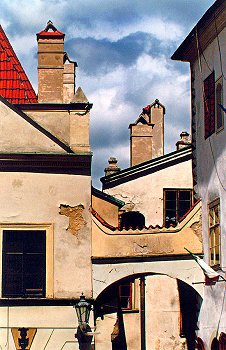 Náměstí Svornosti no. 2, supporting arch above Šatlavská Street 