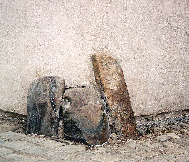 Radniční no. 102, corner buffering stones