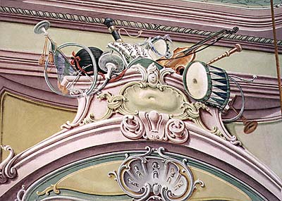 Zrcadlový sál na zámku Český Krumlov, detail výmalby, hudební nástroje a notový zápis 