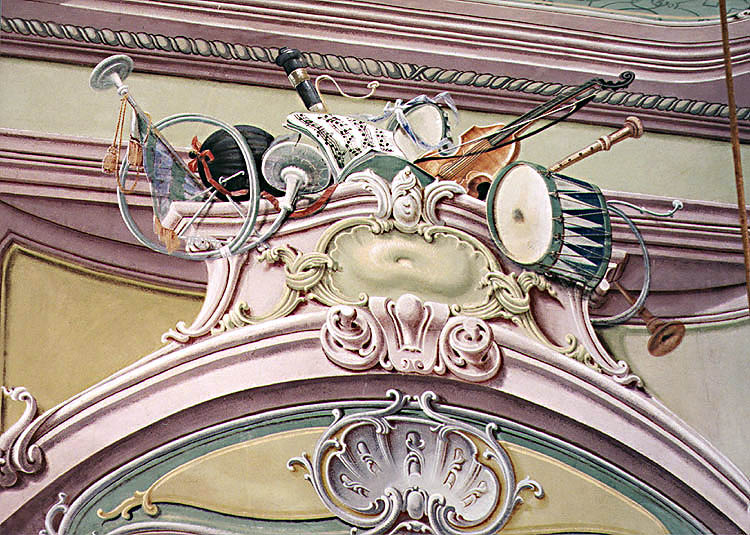 Zrcadlový sál na zámku Český Krumlov, detail výmalby, hudební nástroje a notový zápis