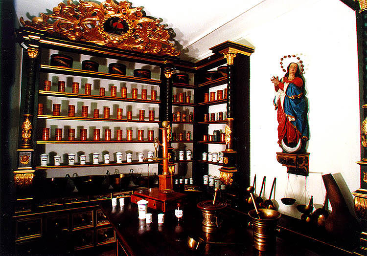 Barokní jezuitská lékárna, sbírkový fond Okresního vlastivědného muzea v Českém Krumlově