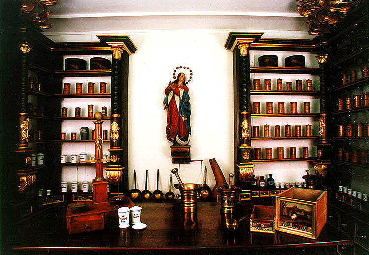 Barokní jezuitská lékárna, sbírkový fond Okresního vlastivědného muzea v Českém Krumlově