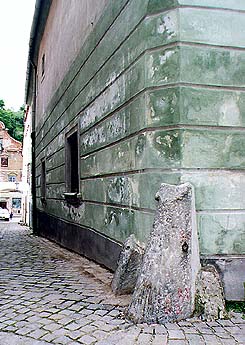 Soukenická no. 39, corner buffering stones 