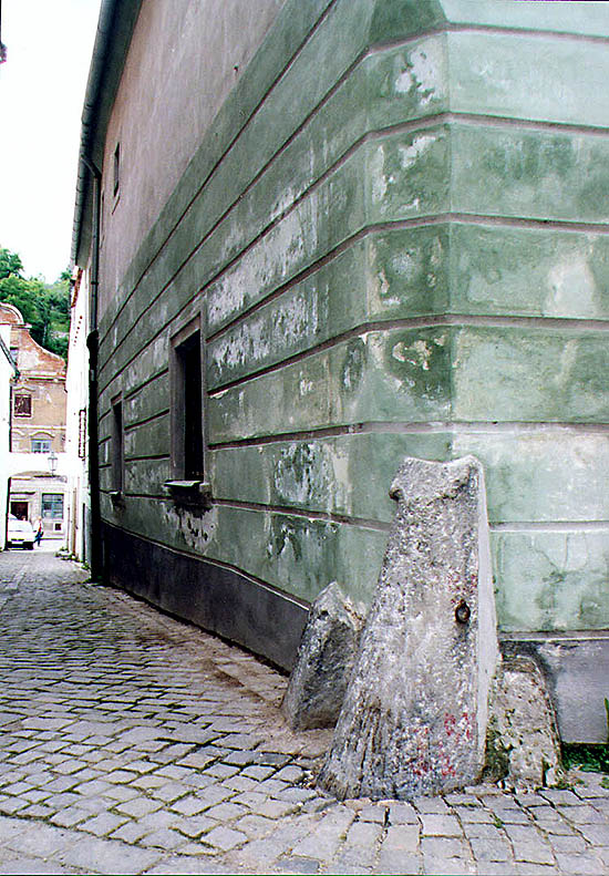 Soukenická no. 39, corner buffering stones