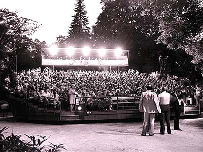 Otáčivé hlediště v Českém Krumlově, točna s diváky, historické foto 