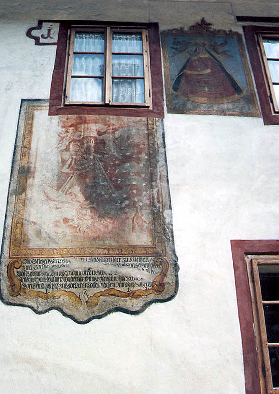 Parkán no. 104, wall pictures on the facade