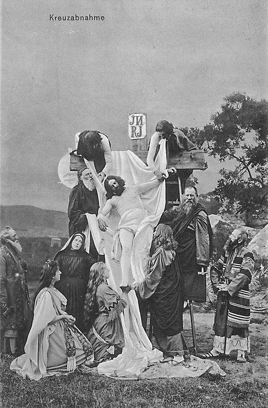 Hořice na Šumavě, pašijové hry roku 1912, scéna snímání z kříže, historické foto, foto: J. Seidel