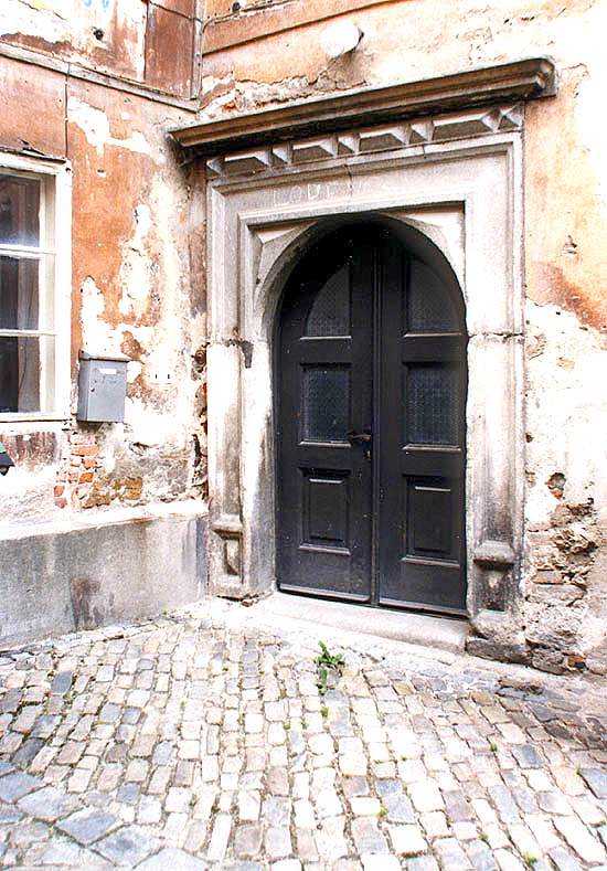 Široká no. 80, entrance portal