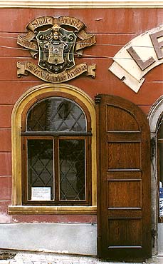 Panská Nr. 16, Wappen der Stadt Český Krumlov an der Stirnwand des Hauses 