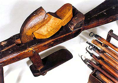 Bank und Werkzeug zur Herstellung von Holzschuhen, Sammlungsfonds des Bezirksheimatmuseums in Český Krumlov 