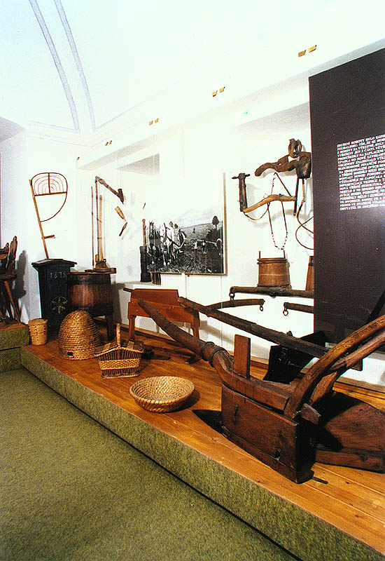 Gesamtansicht der völkerkundlichen Exposition mit landwirtschaftlichem Geräten des Bezirksheimatmuseums in Český Krumlov