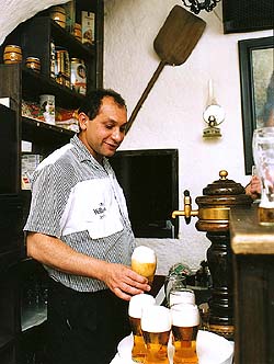 Restaurace Cikánská jizba, výčep s majitelem Milanem Kotlárem a krumlovským pivem 