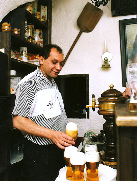 Restaurace Cikánská jizba, výčep s majitelem Milanem Kotlárem a krumlovským pivem