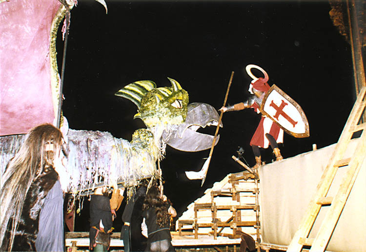 Feste der fünfblättrigen Rose in Český Krumlov 1998, Sonnenwendefeier auf den Schlossterrassen, Kampf des hl. Georg mit dem Drachen