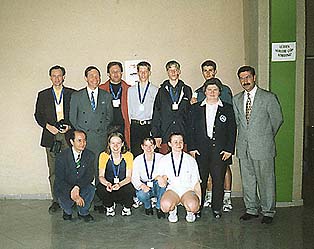 Die Silbernen von der EM der Juniore Istambul 97, Brüder Turek, F. Brožová, H. Milisová, der zweite links oben President EBU T. Berg 